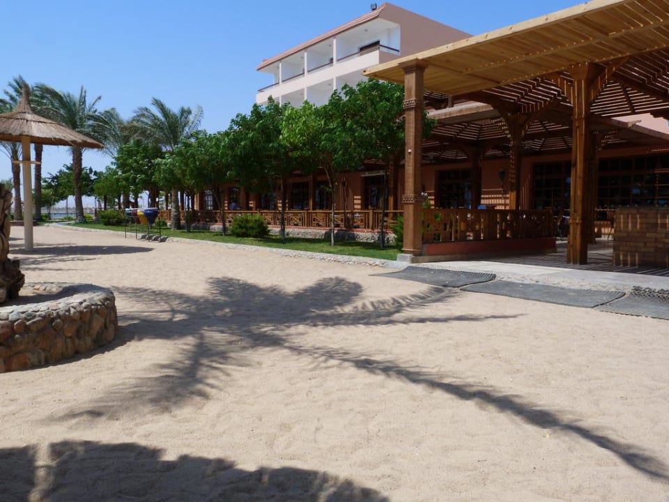 Blick vom Strand zum Restaurant Beach Albatros Resort
