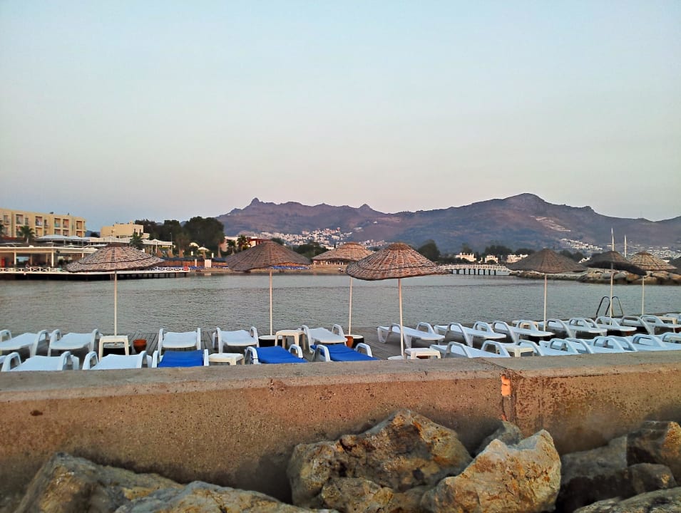 Ausblick auf die Liegen und Landschaft am Strand La Blanche Resort & Spa
