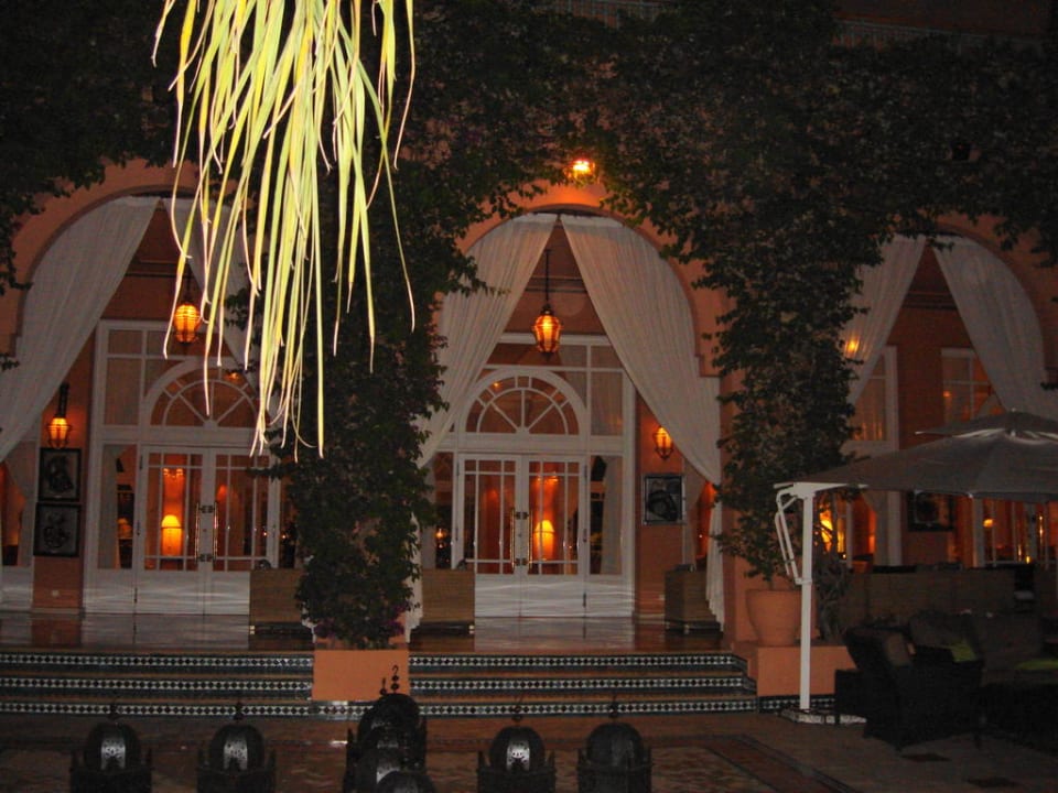 Hotel vom Garten aus gesehen Hotel Sofitel Marrakesch Lounge & Spa