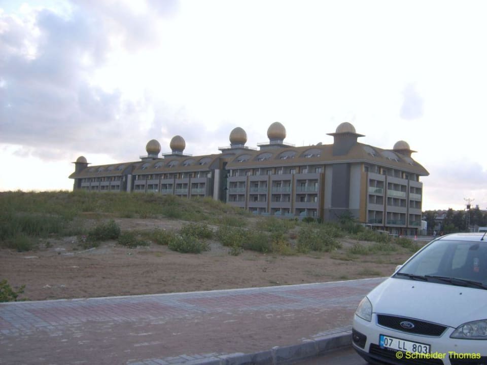 von der Strasse aus Aydinbey Kings Palace & Spa