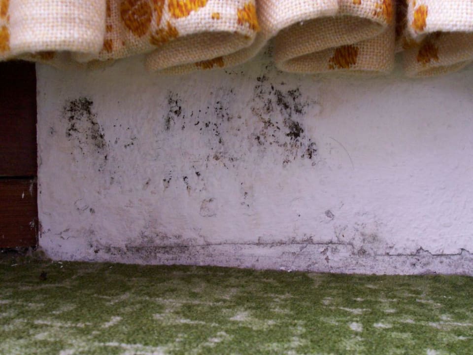 Direkt neben dem Bett und der Balkontür.. Hotel Alpenpanorama