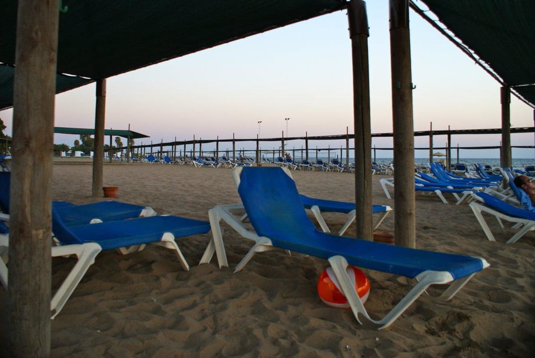 Strand mit Liegestühle und Flachdach ROBINSON PAMFILYA