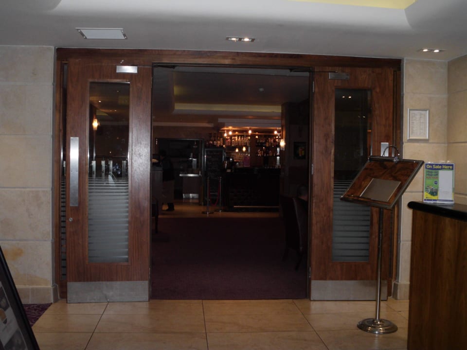 Eingang zum Restaurant Academy Plaza Hotel