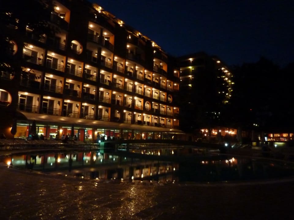 Das Hotel am Abend HVD Viva Club Hotel