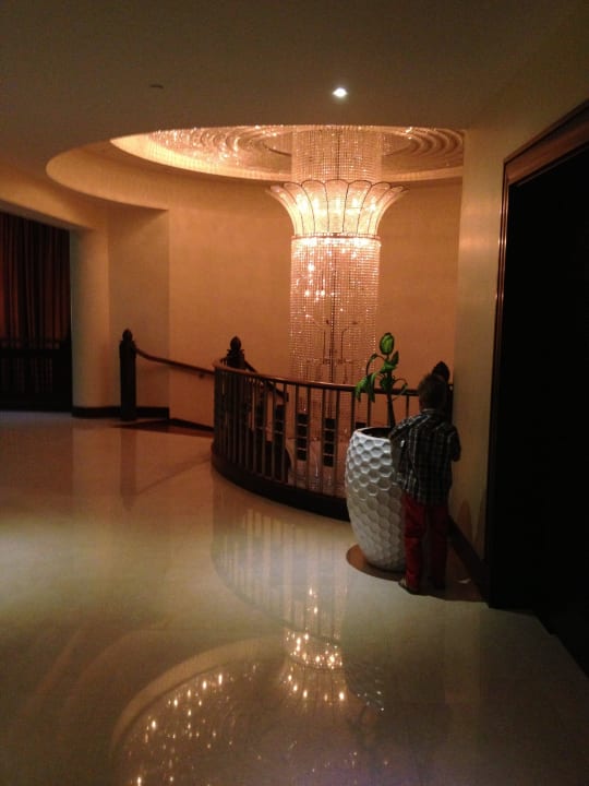 Kronleuter über 3 Etagen Wyndham Garden Salalah Mirbat