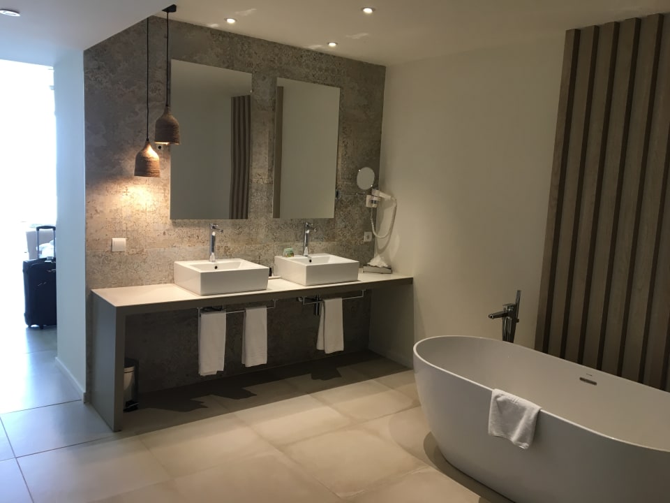 Junior Suite - offener Teil des Badezimmers allsun Hotel Riviera Playa