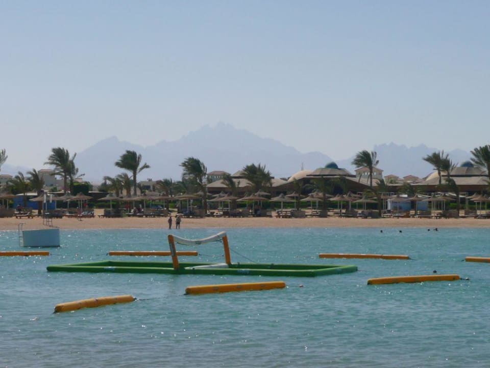 Widok z plaży na lagunę Desert Rose
