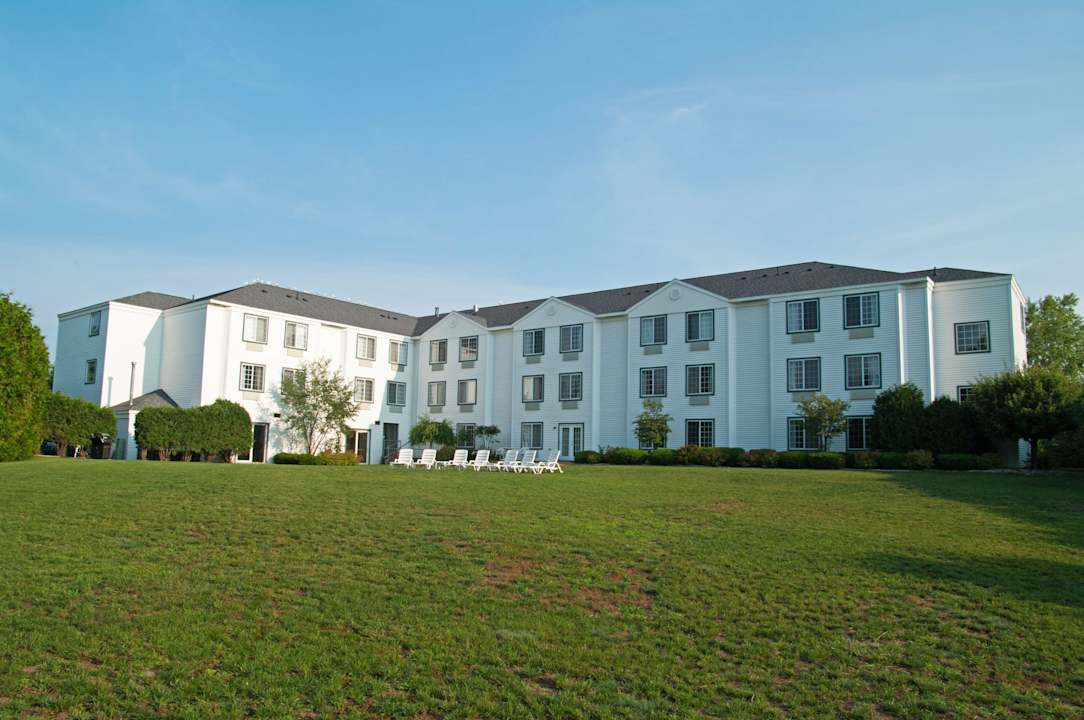 Courtyard View of Hotel Charlevoix Inn & Suites, SureStay Collection by Best Western