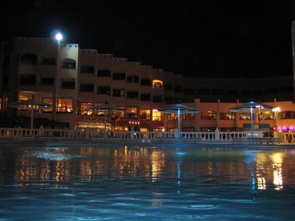 Haupthaus und Pool bei Nacht Beach Albatros Resort
