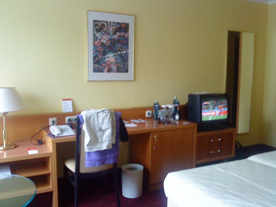 Schreibtisch & Fernseher H4 Hotel Residenzschloss Bayreuth