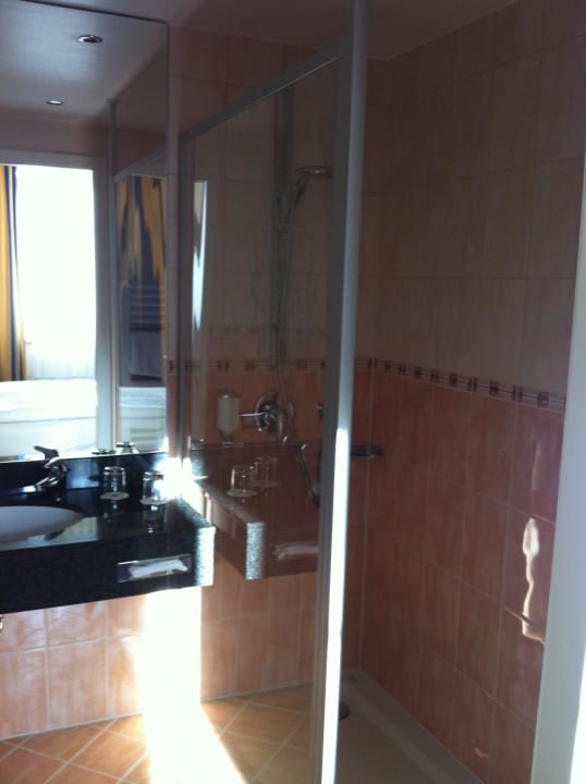 Die Dusche im Bad Best Western Plus Hotel Erb