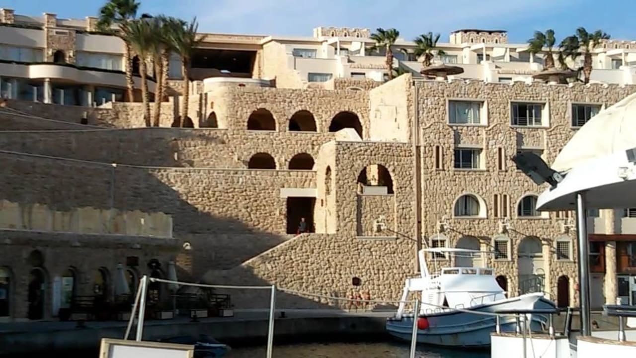 Wer schnell zum Ziel will, läuft Treppen.  Pickalbatros Citadel Resort