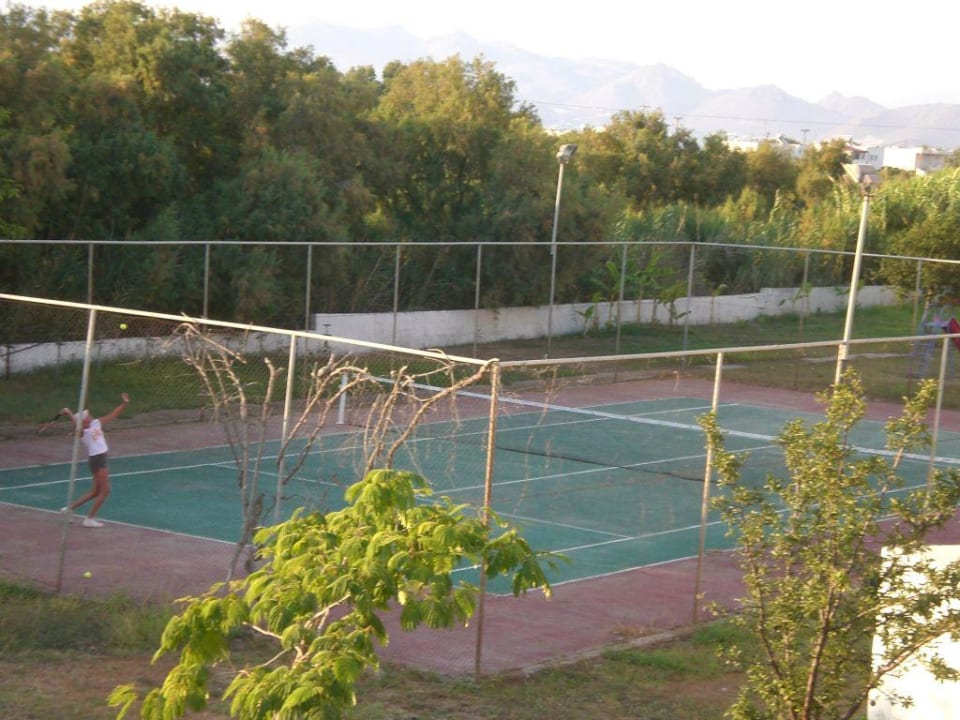 Kort tenisowy w hotelu Athina Apartments