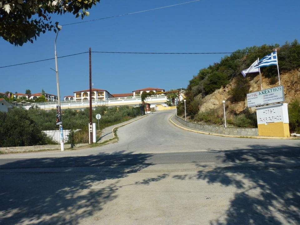 Auffahrt-/weg zur Hotelanlage Akrathos Beach Hotel