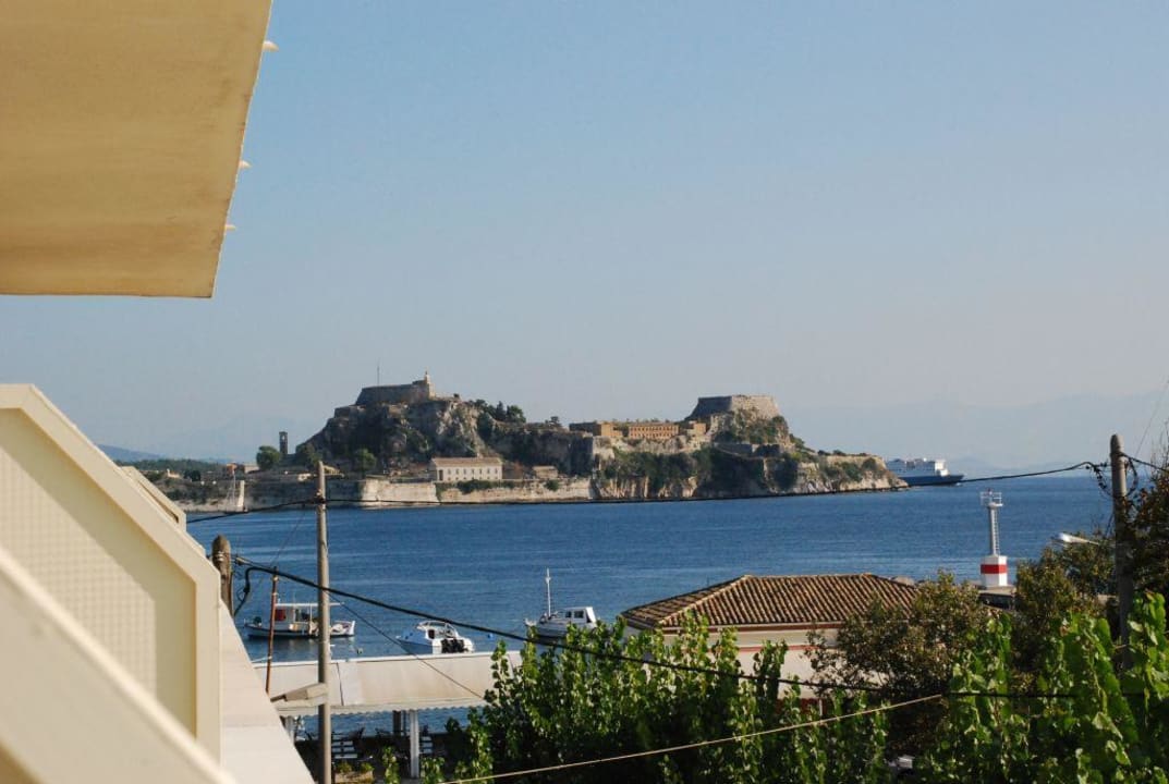 Widok z balkonu na starą twierdzę Mon Repos Palace - Adults only