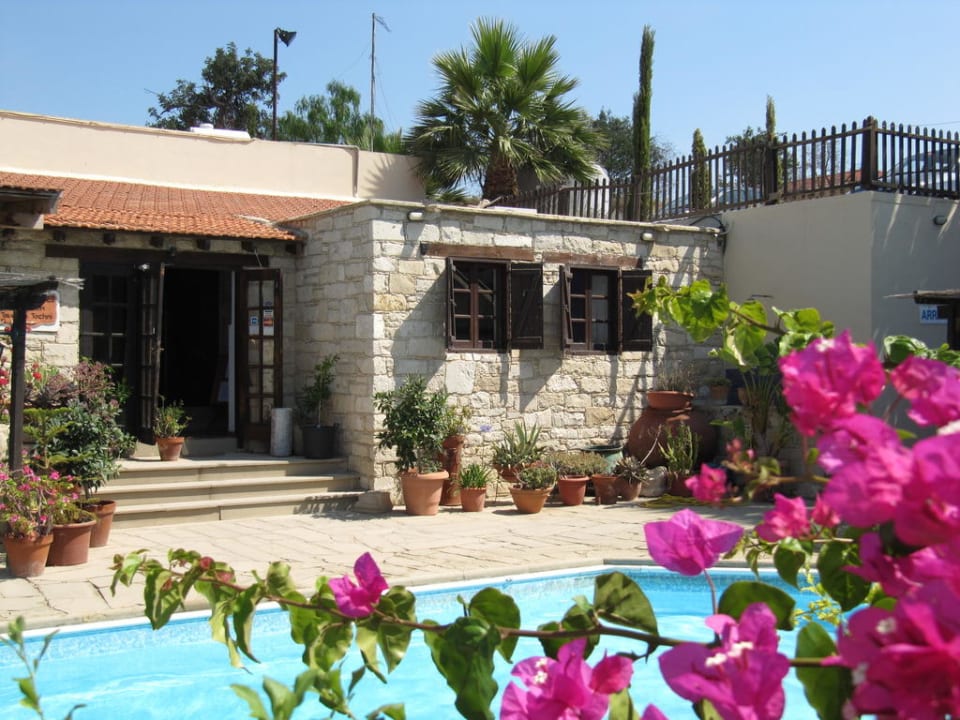 Pool mit Eingang Taverne Apartments Mespilo House - Cyprus Village