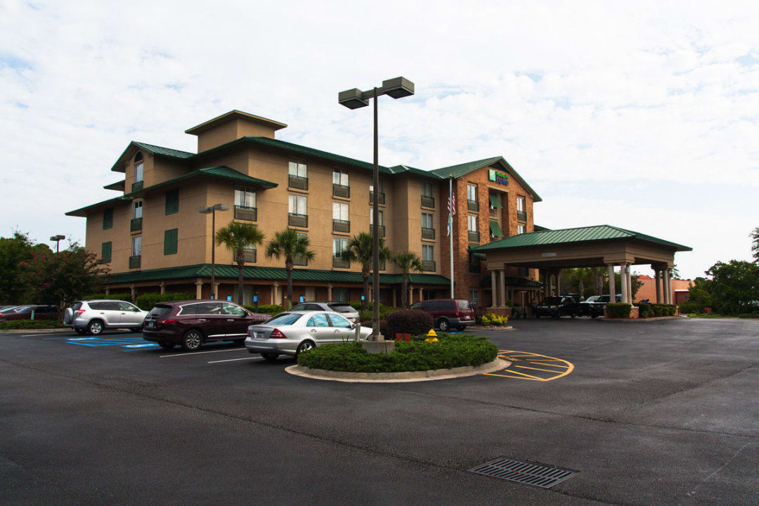 Вид с парковки Holiday Inn Express Hotel & Suites Bluffton at Hilton Head