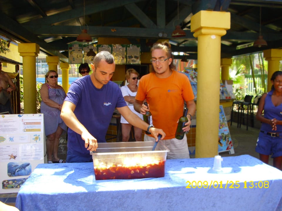 Sangriazubereitung der Animateure Park Club Europe