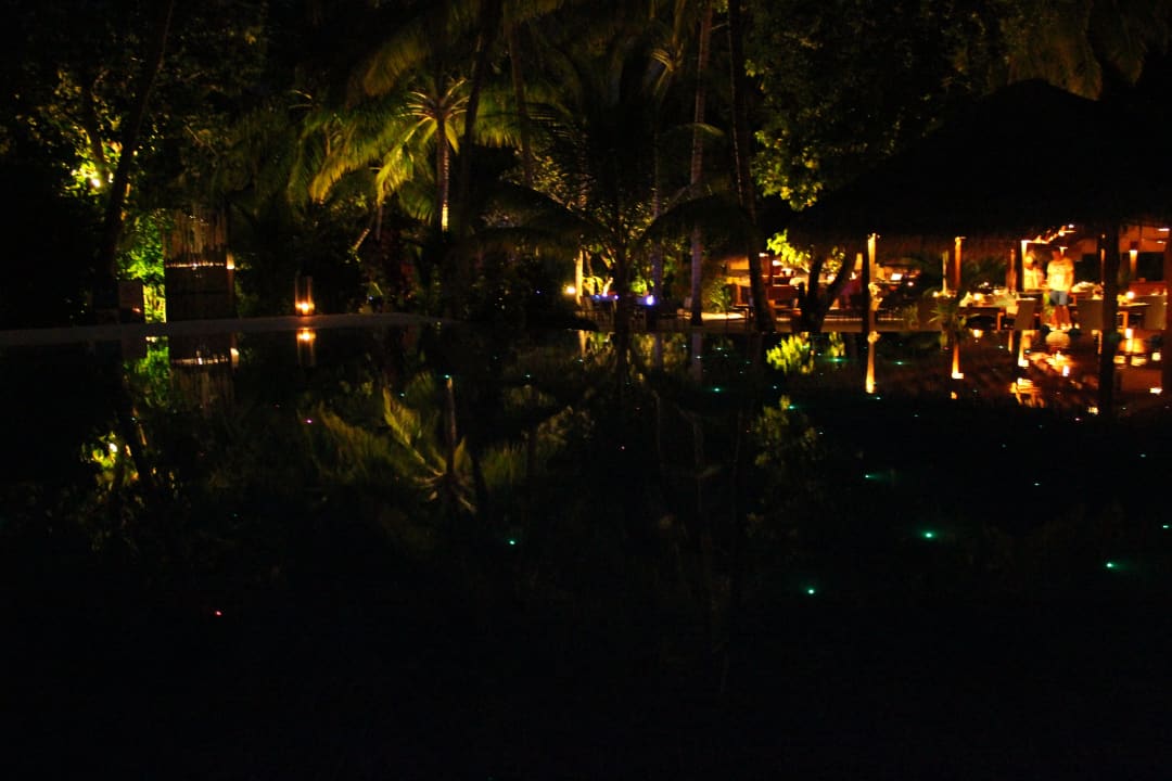 Die Lichter im Infinitypool Kuramathi Maldives