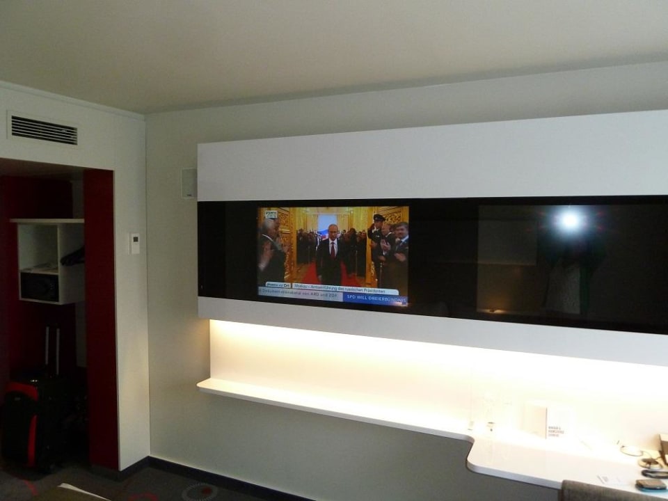 TV und Internet nebeneinander DORMERO Hotel Hannover