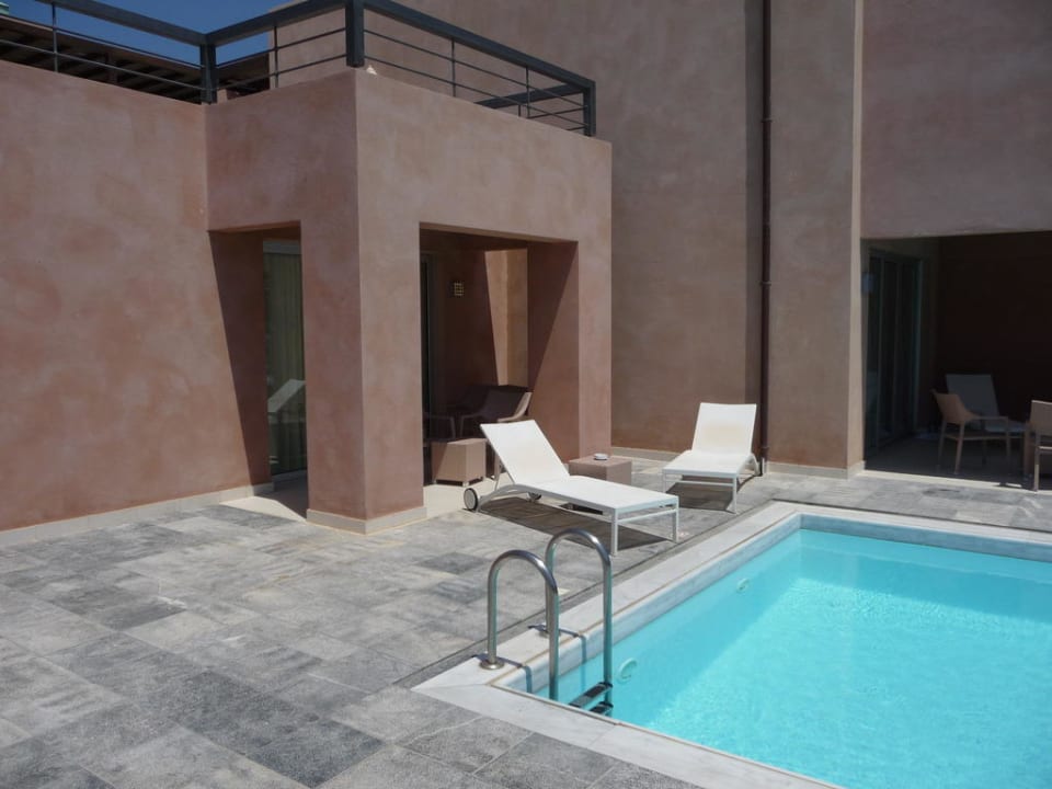 Terrasse mit zwei Liegen am Pool Atlantica Belvedere Resort