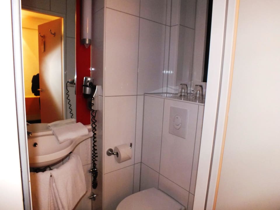 Bad mit Dusche Ibis Nürnberg Hauptbahnhof