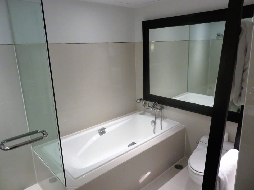 Badzimmer mit Wanne und Duschkabine  Millennium Hilton Bangkok