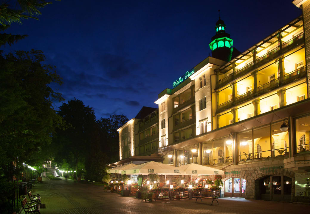 Wielka Pieniawa nocą Kurhotel Wielka Pieniawa
