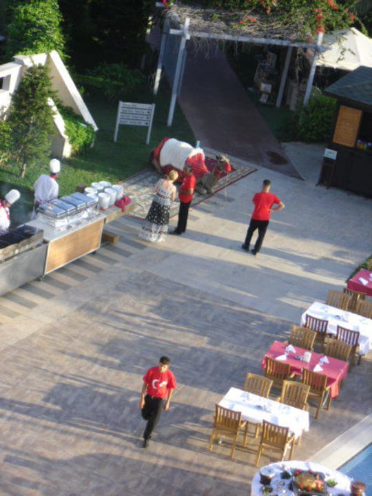 Wer will darf eine Runde ums Hotel Saturn Palace Resort Hotel