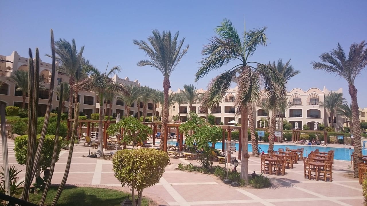 Poolanlage mit Hotel im Hintergrund Hotel JAZ Makadi Star & Spa