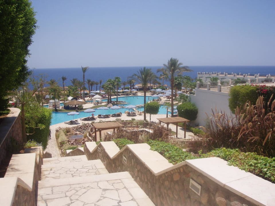 Zejście do basenu Safir Sharm Waterfalls Resort