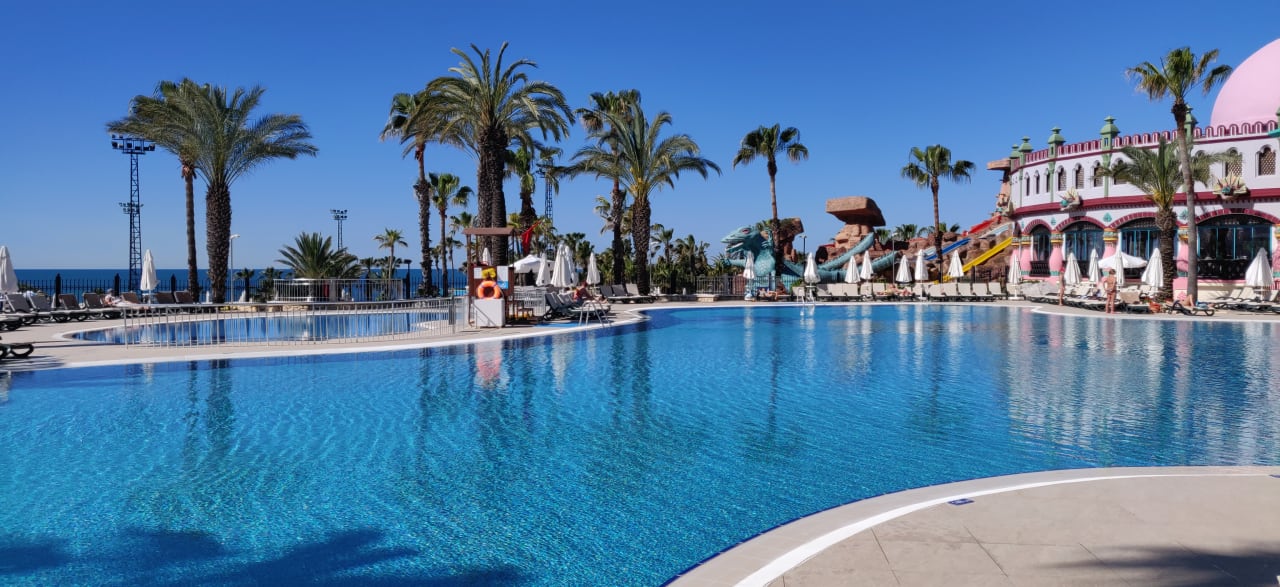 Pool Kamelya Aishen Club