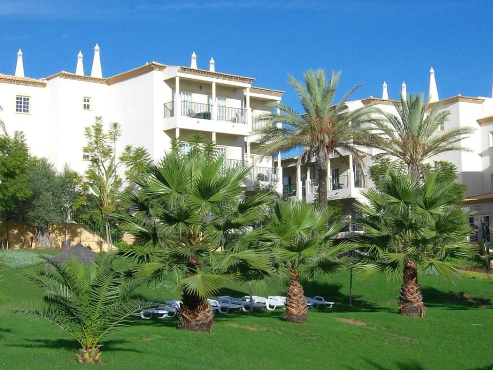 Blick vom Garten auf die Blocks 3HB Clube Humbria - All Inclusive