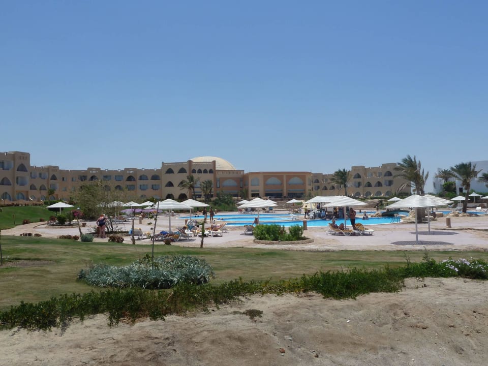 Mit Hauptgebäude im Hintergrund Three Corners Equinox Beach Resort