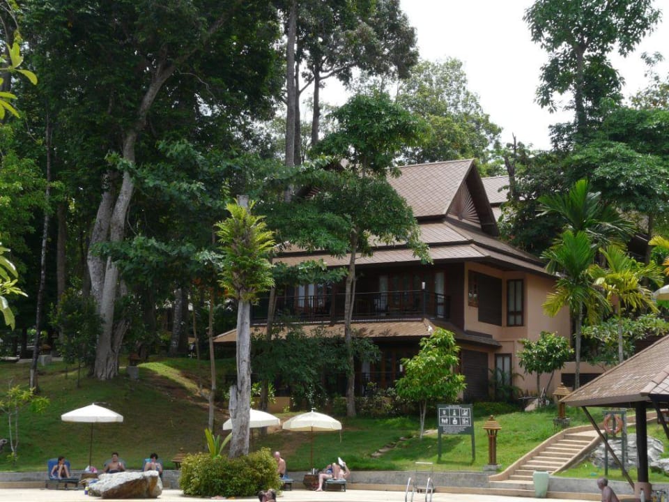 Eines der Zimmergebäude Khao Lak Merlin Resort