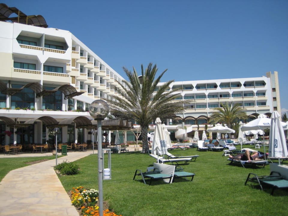 Blick vom Wasser zum Hotel Constantinou Bros Athena Royal Beach Hotel