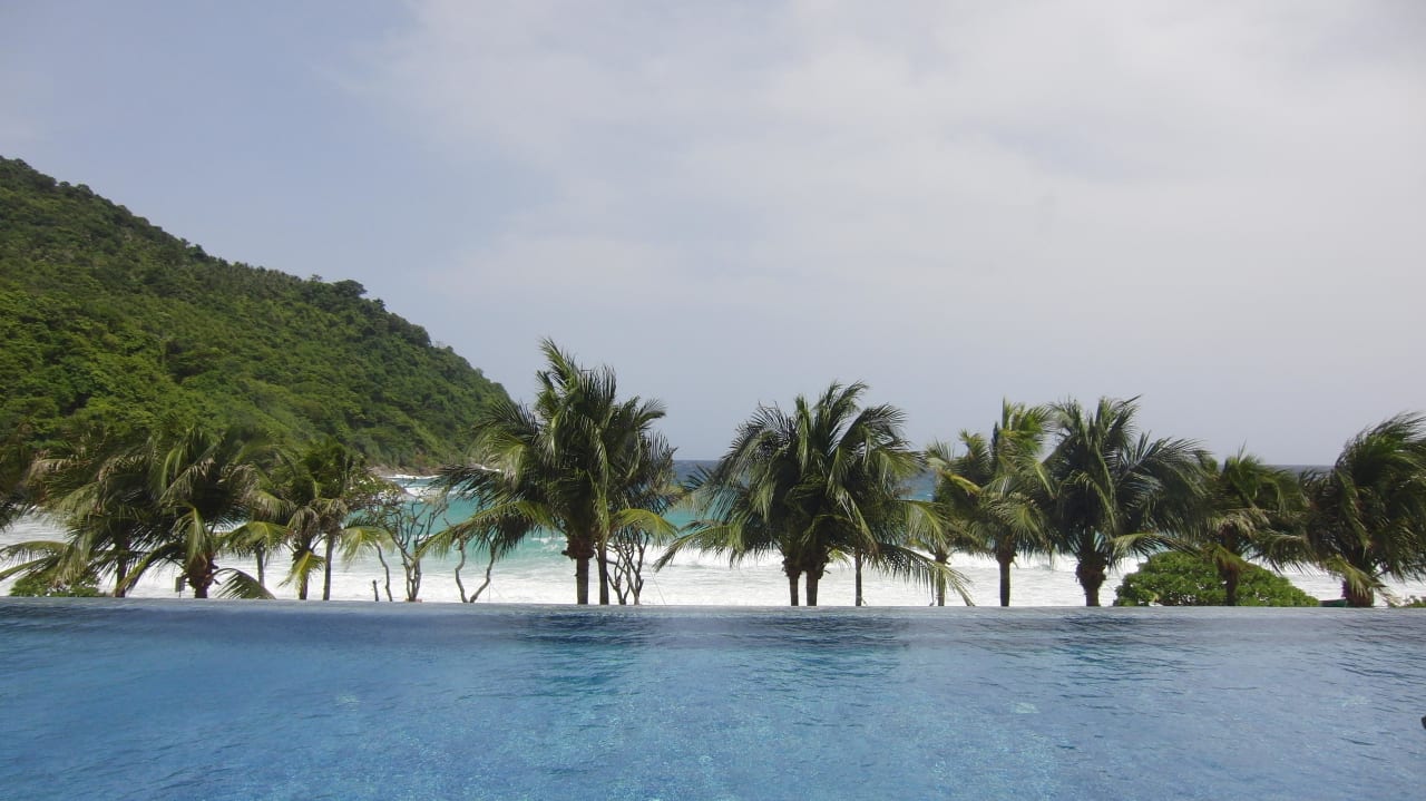 Eine von zwei Poolanlagen Hotel The Racha