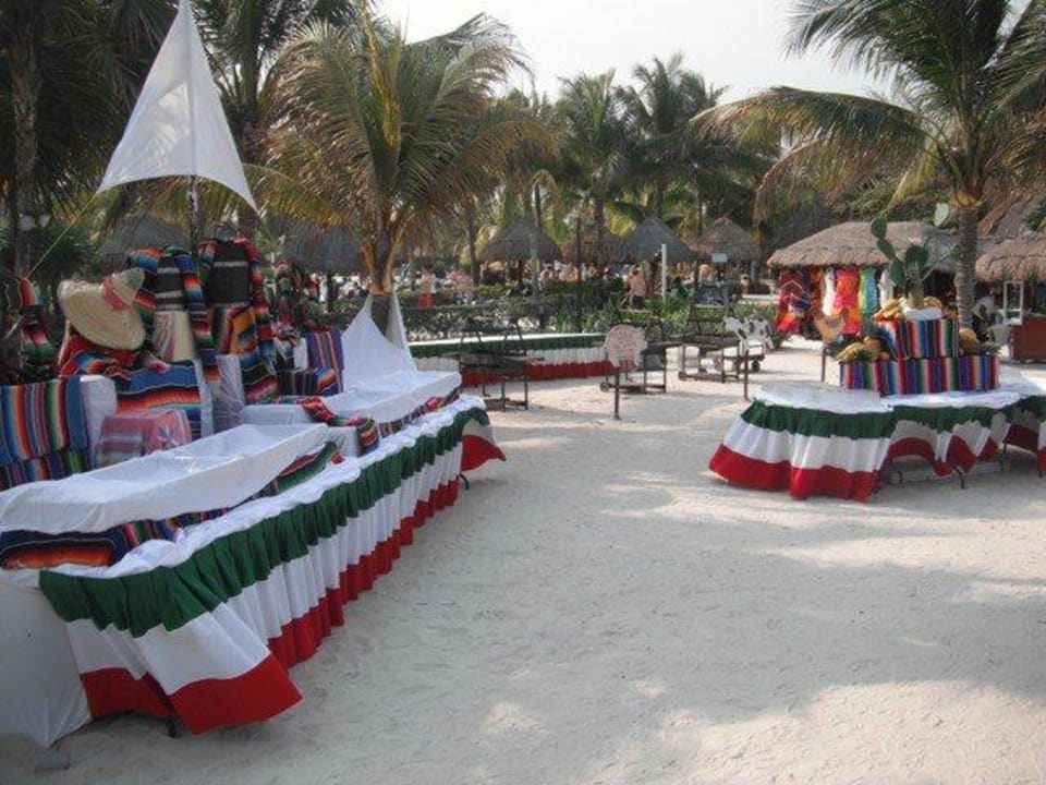 Vorbereitungen zum Barbeque am Strand Grand Palladium Select White Sand Resort & Spa