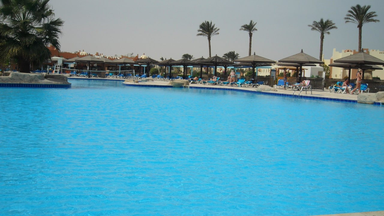 Красивый вид на бассейн SUNRISE Royal Makadi Resort
