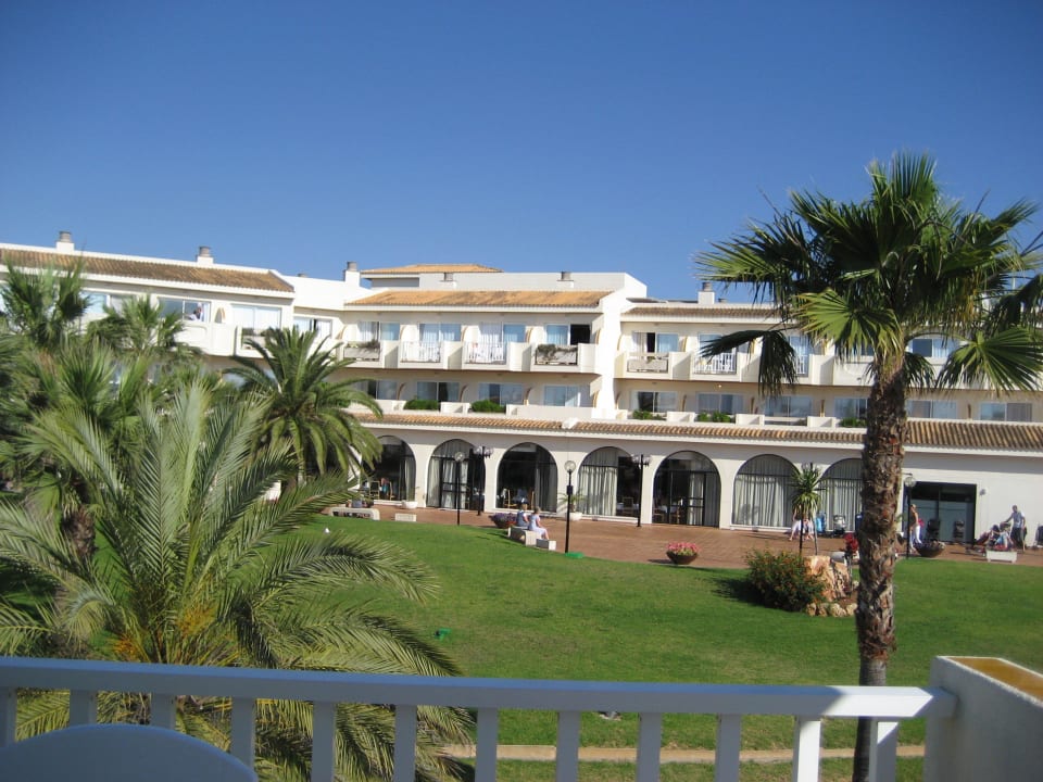 Blick vom Zimmerbalkon auf das Restaurant blau punta reina
