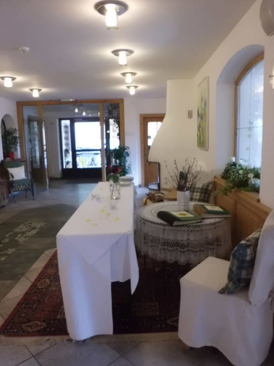 Im Eingangsbereich Naturhotel Miraval