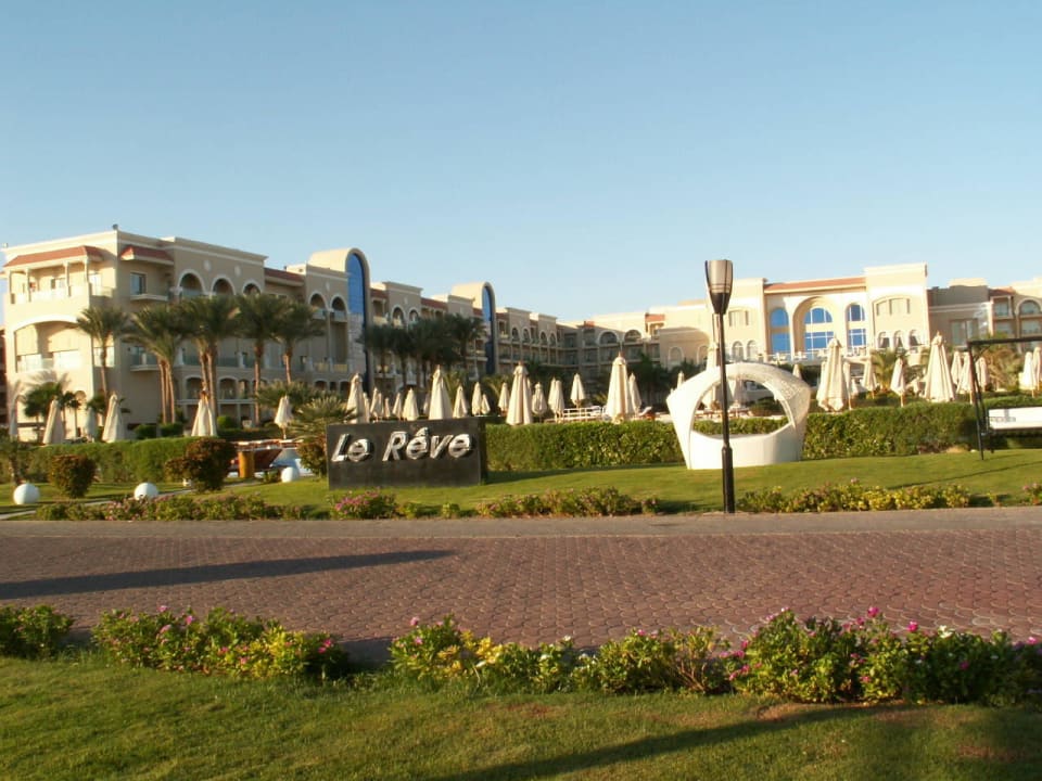 Promenada między hotelem a plażą Premier Le Reve Hotel & Spa