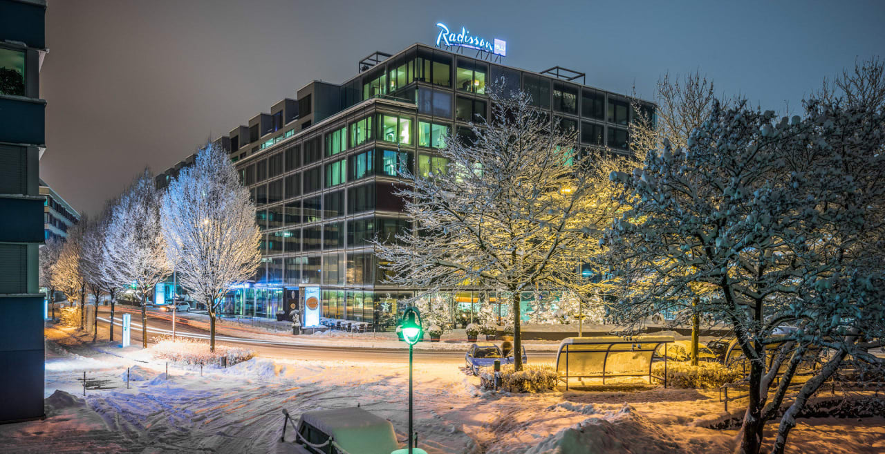Fassade im Winter Radisson Blu Hotel Lucerne