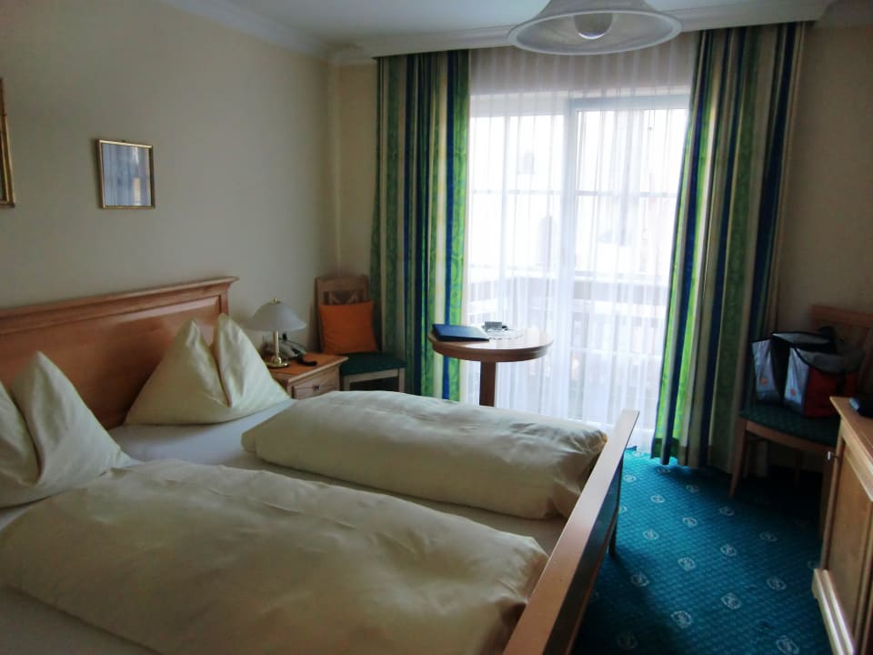 Zimmer mit Blick zum Balkon Hotel Weisser Bär