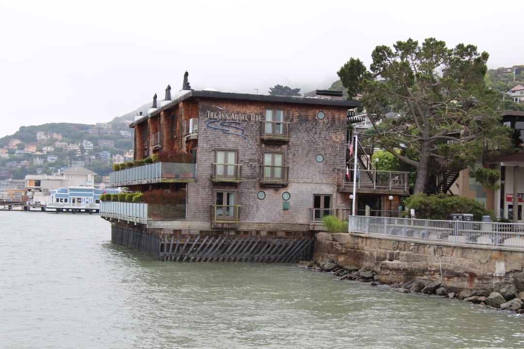 Blick vom Steg der Fähre  The Inn Above Tide