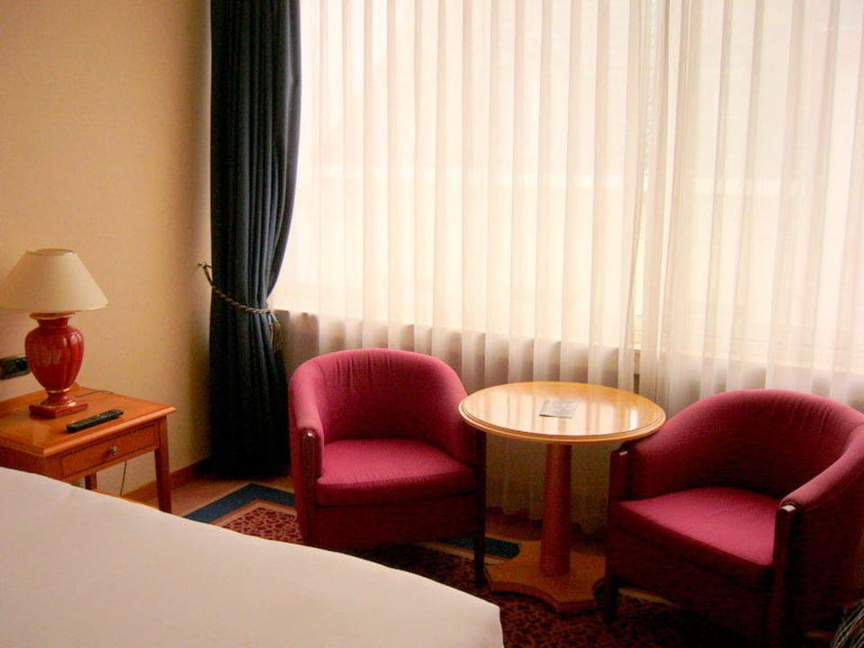 Sesselgruppe am Fenster mit Tisch NH Collection Brussels Centre