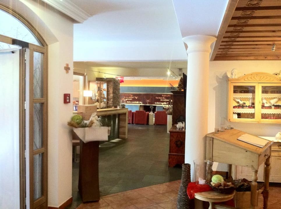 Blick auf Rezeption Holzhotel Forsthofalm