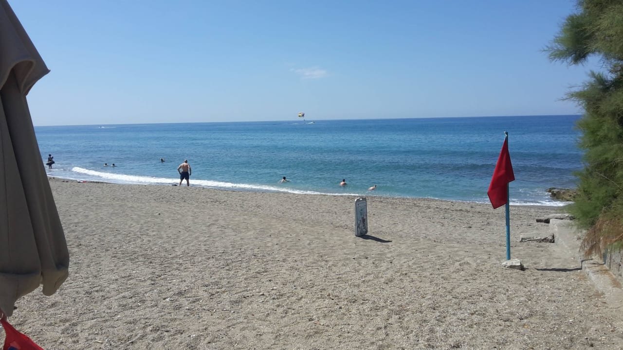 Schöner leerer Strand  Hotel Royal Garden Beach