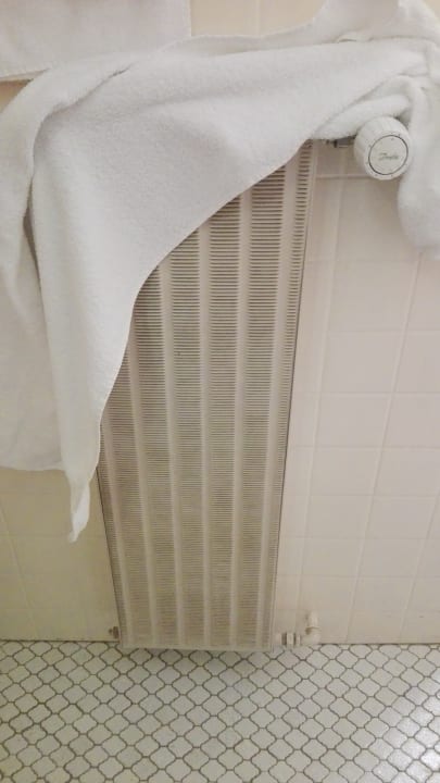 Weiß-Kontrast im Bad. Hotel Stadt Hamm