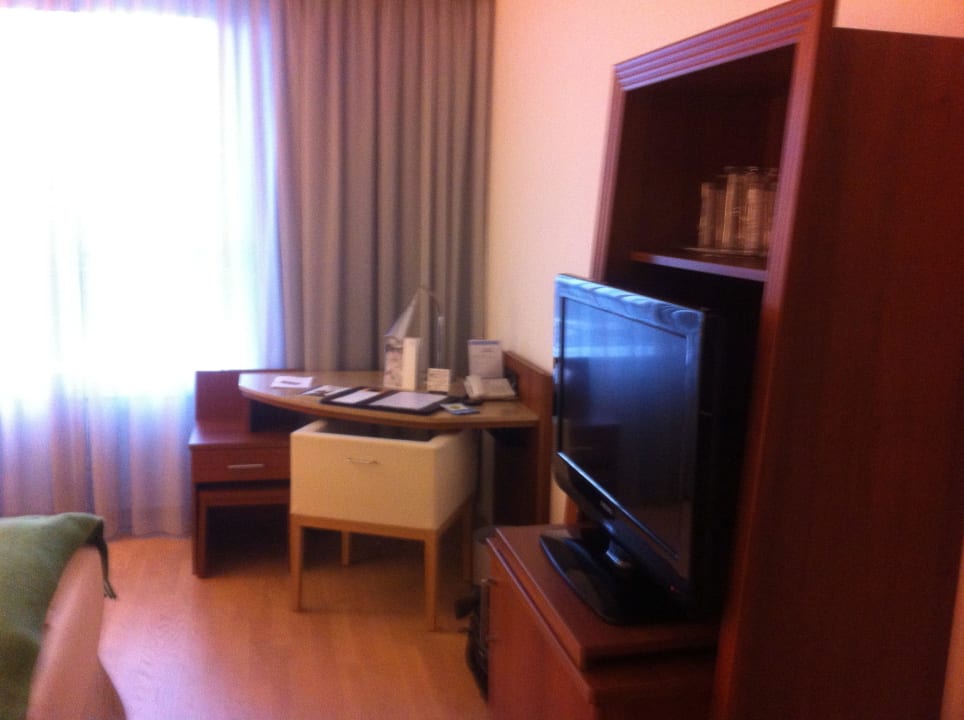 Geräumiges Zimmer Hotel NH Hamburg Altona